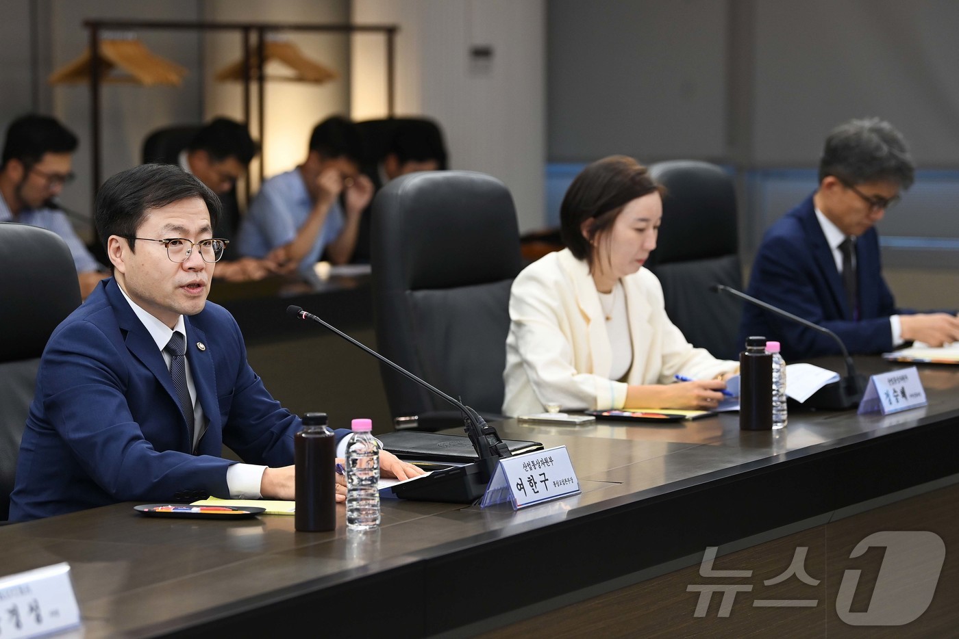 (서울=뉴스1) = 여한구 산업통상자원부 통상교섭본부장이 13일 서울 서초구 코트라(KOTRA) 회의실에서 열린 '관세대응 119 종합상담센터 현장방문 및 미국 관세영향 기업간담회 …