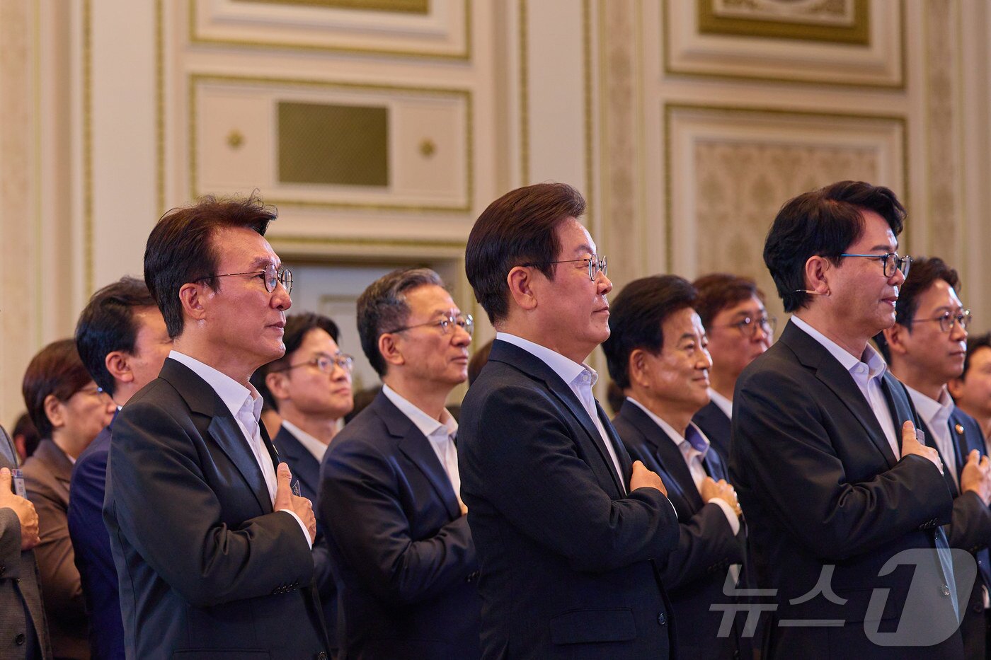 본문 이미지 - 이재명 대통령이 13일 청와대 영빈관에서 열린 국정기획위원회 국민보고대회에서 국민의례를 하고 있다. &#40;대통령실 제공. 재판매 및 DB금지&#41; 2025.8.13/뉴스1 ⓒ News1 이재명 기자