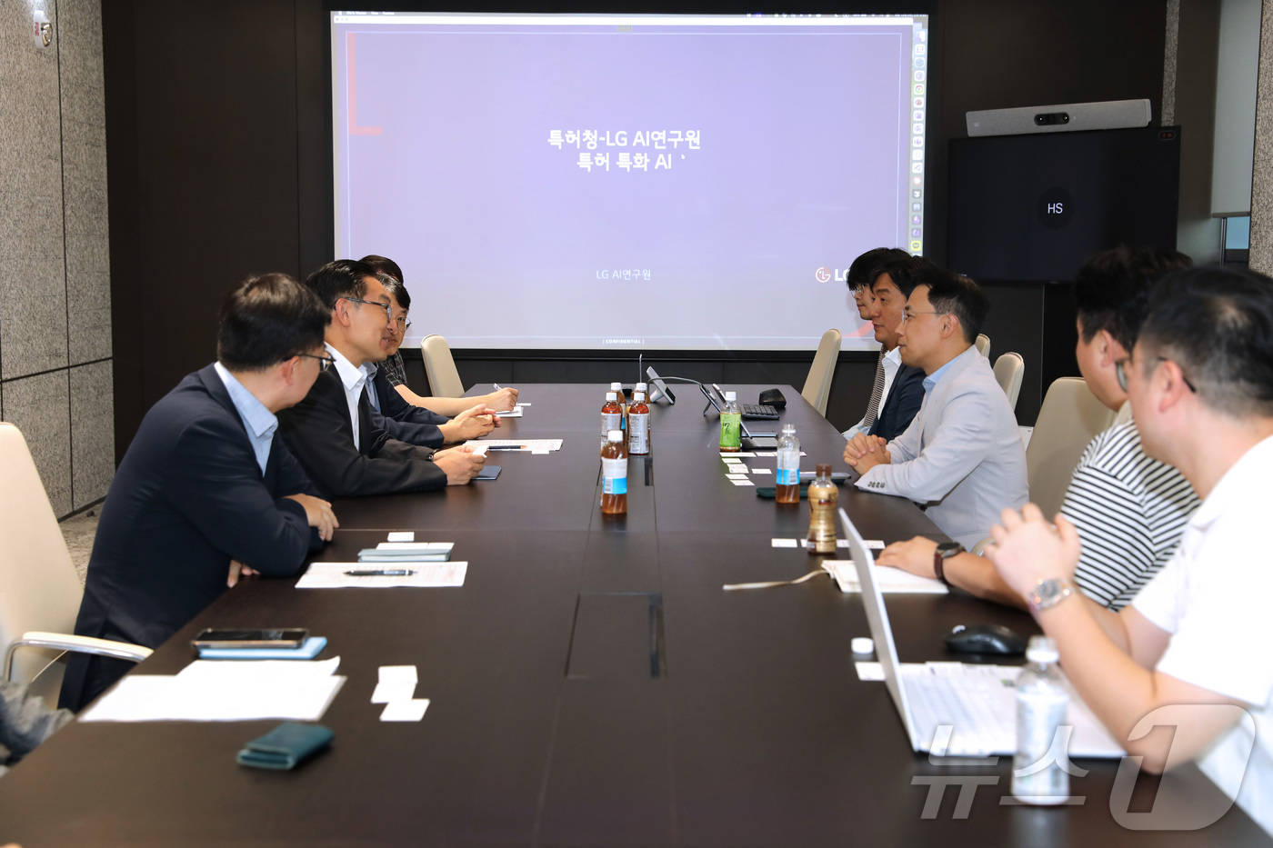 (서울=뉴스1) = 김완기 특허청장이 13일 서울 강서구 LG AI연구원에서 열린 '지식재산분야 인공지능 협력 강화를 위한 현장소통 간담회'에서 발언을 하고 있다.  (특허청 제공 …