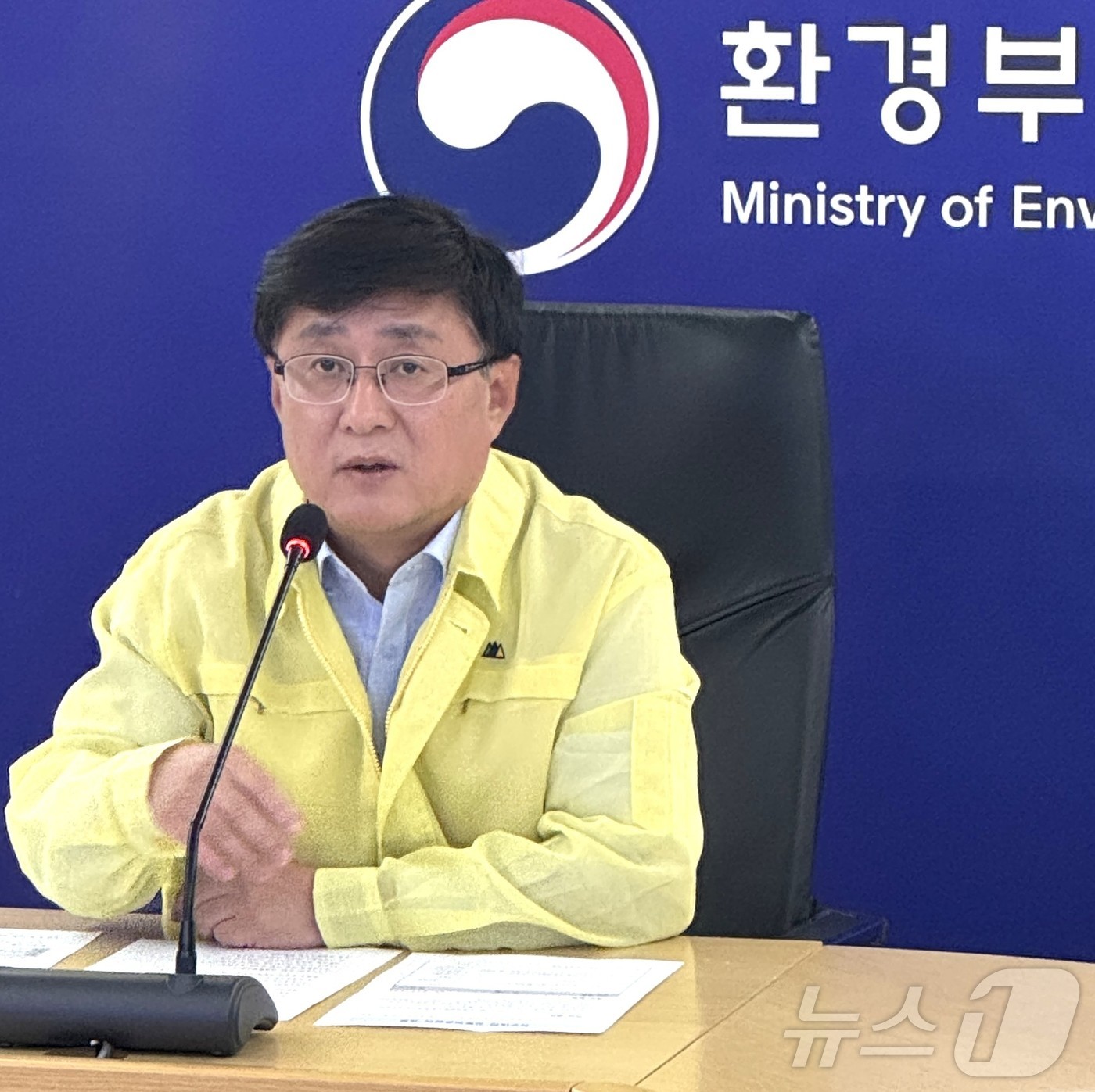 (서울=뉴스1) = 김성환 환경부 장관이 13일 오후 서울 서초구 한강홍수통제소에서 내일 새벽 예보된 수도권 집중호우에 대비해 관계기관 긴급 상황점검 회의를 주재 하고 있다. (환 …