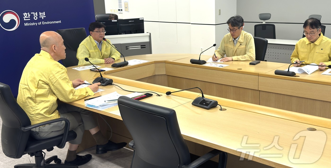 (서울=뉴스1) = 김성환 환경부 장관이 13일 오후 서울 서초구 한강홍수통제소에서 내일 새벽 예보된 수도권 집중호우에 대비해 관계기관 긴급 상황점검 회의를 주재 하고 있다. (환 …