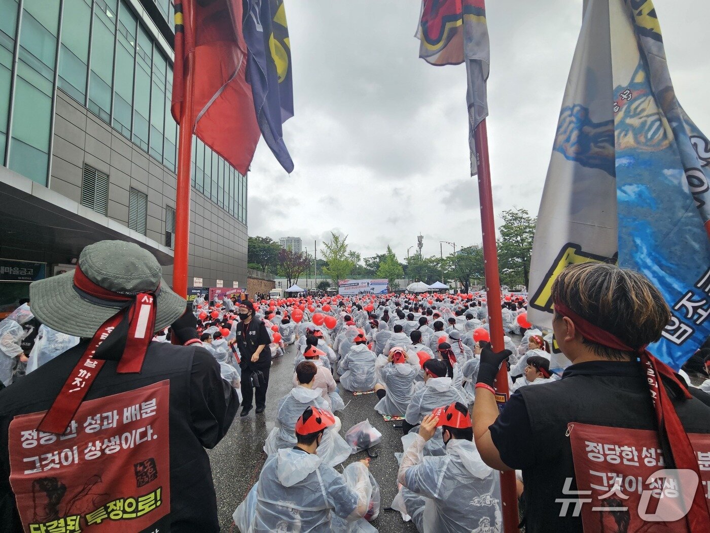 본문 이미지 - SK하이닉스 청주 공장 집회.2025.8.6/뉴스1 이재규 기자