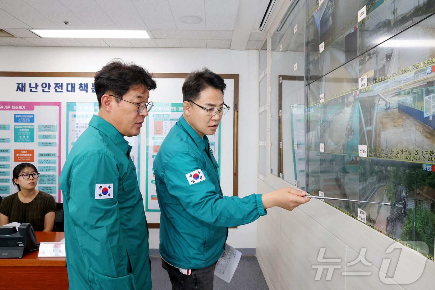 (서울=뉴스1) = 오언석 도봉구청장이 13일 서울 도봉구청에서 지역내 폭우 상황을 확인하고 있다.  (도봉구 제공. 재판매 및 DB 금지) 2025.8.13/뉴스1