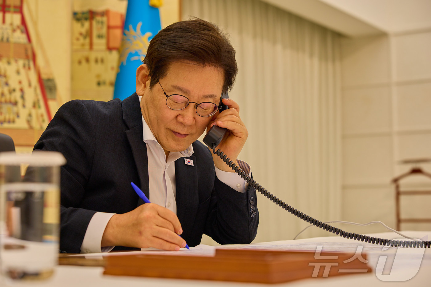 (서울=뉴스1) 이재명 기자 = 이재명 대통령이 13일 서울 한남동 관저에서 모하메드 빈 살만 사우디 왕세자 겸 총리와 전화 통화를 하고 있다. (대통령실 제공. 재판매 및 DB금 …