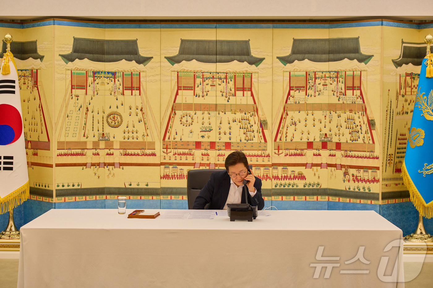 (서울=뉴스1) 이재명 기자 = 이재명 대통령이 13일 서울 한남동 관저에서 모하메드 빈 살만 사우디 왕세자 겸 총리와 전화 통화를 하고 있다. (대통령실 제공. 재판매 및 DB금 …