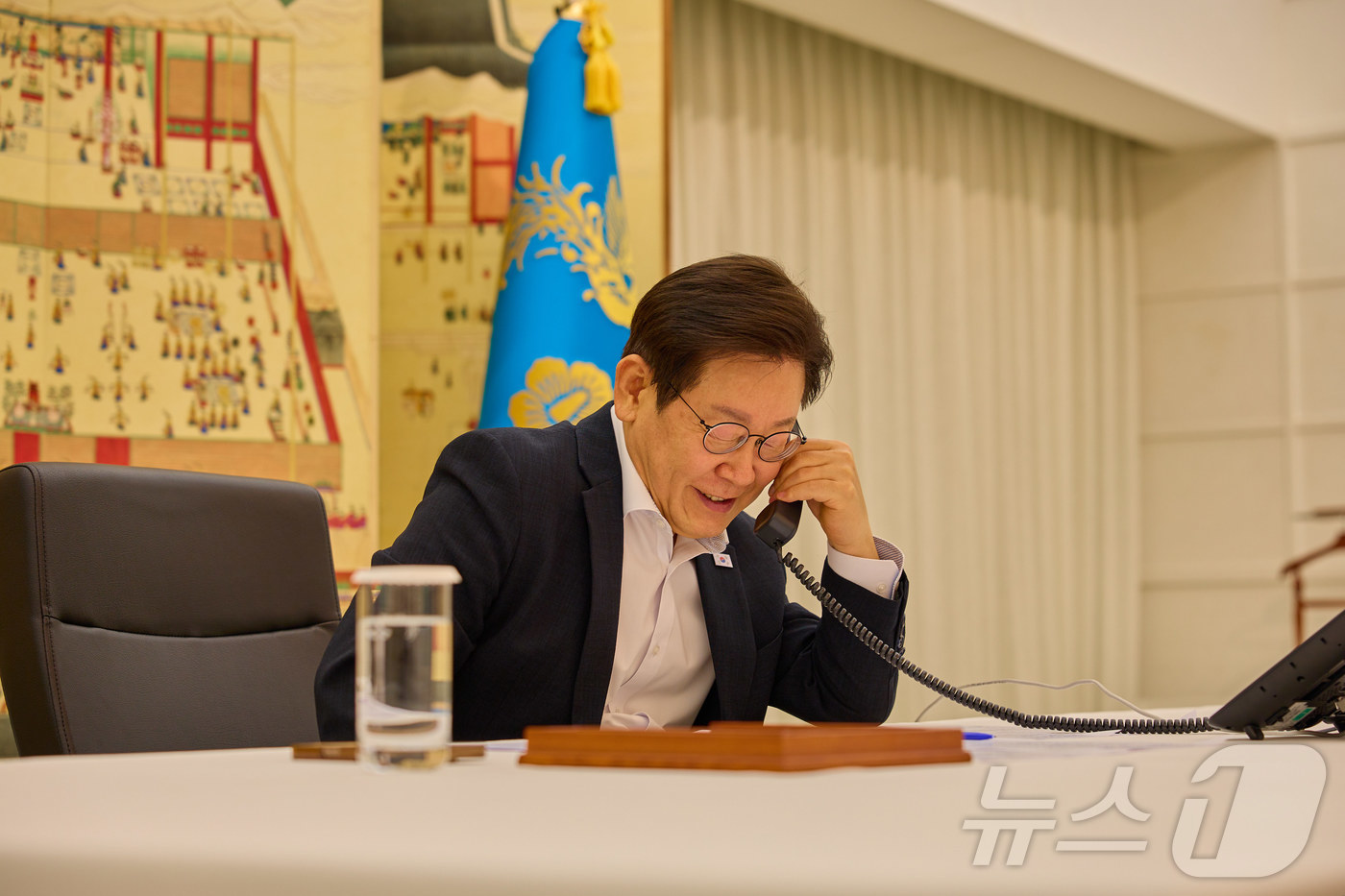 (서울=뉴스1) 이재명 기자 = 이재명 대통령이 13일 서울 한남동 관저에서 모하메드 빈 살만 사우디 왕세자 겸 총리와 전화 통화를 하고 있다. (대통령실 제공. 재판매 및 DB금 …