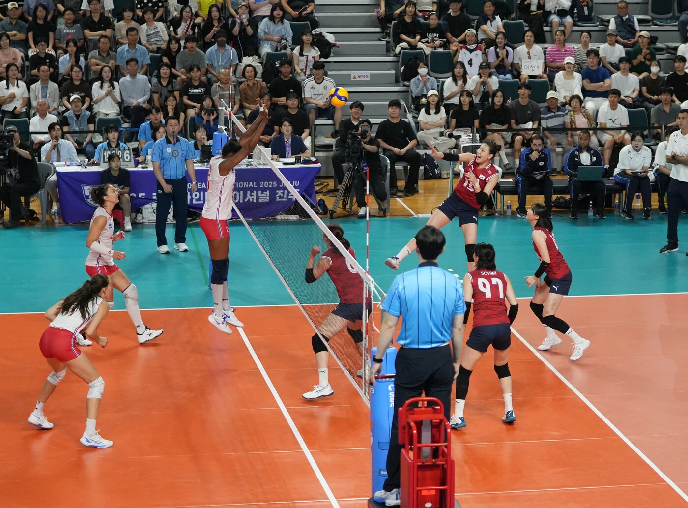 본문 이미지 - 한국과 프랑스의 진주국제대회 경기 모습&#40;대한배구협회 제공&#41;