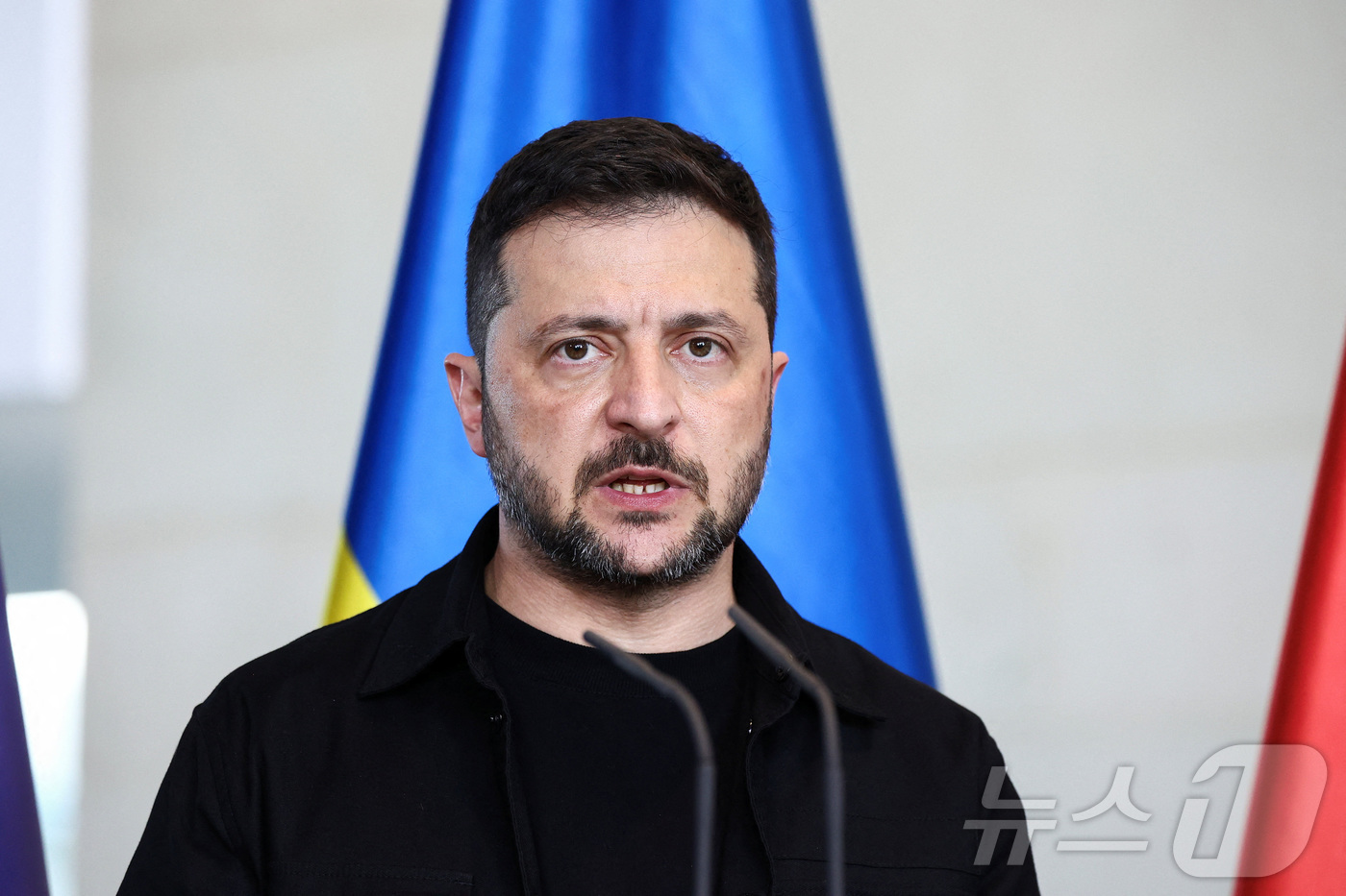 (베를린 로이터=뉴스1) 김경민 기자 = 볼로디미르 젤렌스키 우크라이나 대통령이 13일(현지시간) 유럽 주요국 정상과 도널드 트럼프 미국 대통령이 참여한 화상 회의 이후 독일 베를 …
