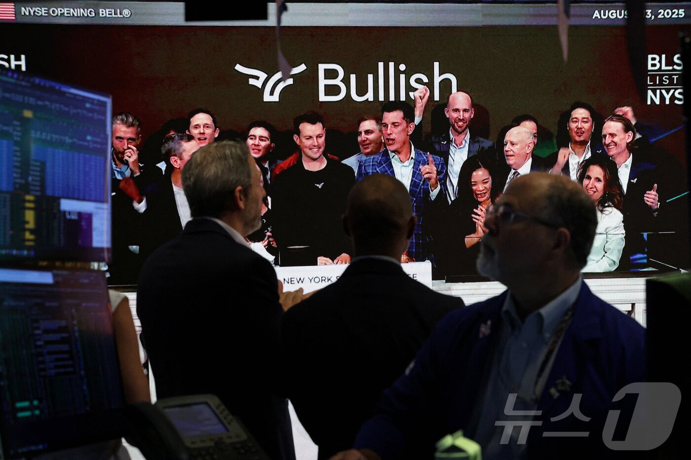 본문 이미지 - 13일&#40;현지 시각&#41; 미국의 암호화폐 거래소 불리쉬가 뉴욕증시 상장에 성공하자 직원들이 환호하고 있다. ⓒ 로이터=뉴스1 ⓒ News1 박형기 기자