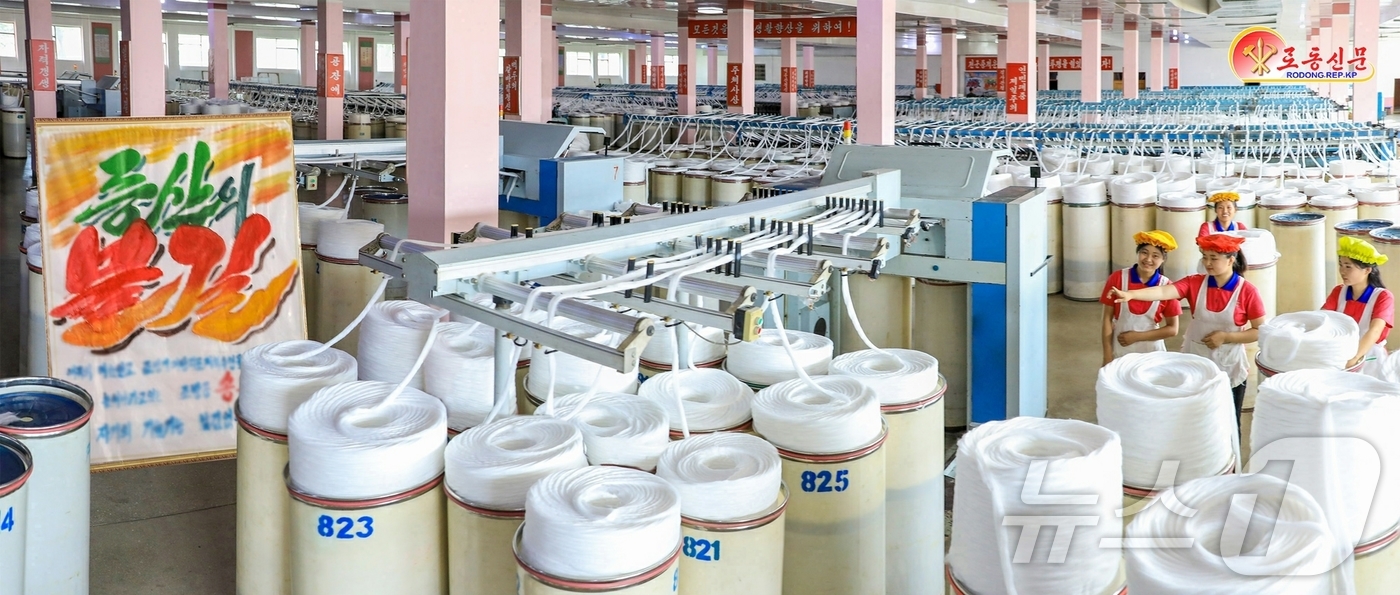 (평양 노동신문=뉴스1) = 북한 노동당 기관지 노동신문은 신의주방직공장에서 당중앙전원회의 결정관철을 위한 생산투쟁을 힘있게 벌리고 있다고 14일 보도했다. [국내에서만 사용가능. …