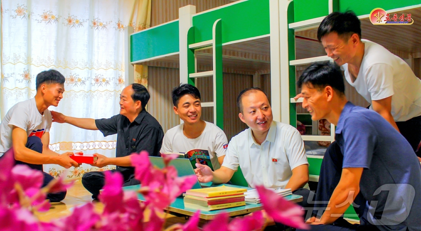 (평양 노동신문=뉴스1) = 북한 노동당 기관지 노동신문은 평양의학대학에서 기숙사생들의 학습과 생활을 친혈육의 정으로 돌보고 있다고 14일 보도했다. [국내에서만 사용가능. 재배포 …