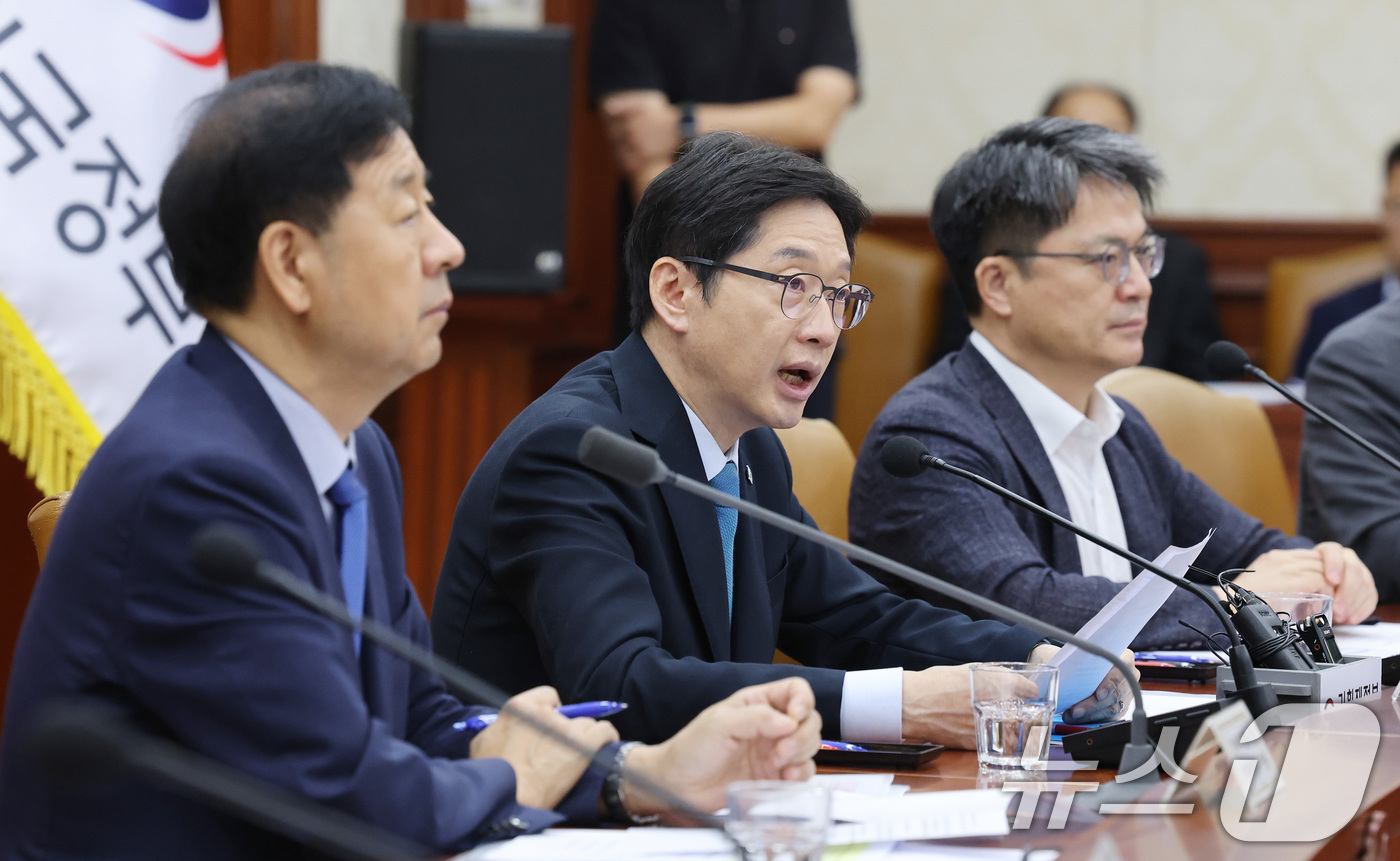 (서울=뉴스1) 임세영 기자 = 김경수 지방시대위원회 위원장이 14일 오전 서울 종로구 정부서울청사에서 열린 경제관계장관회의에서 발언을 하고 있다. 2025.8.14/뉴스1