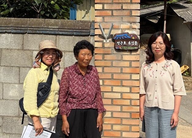 진천군 초평면 주민자치회 245가구에 원목 문패 설치