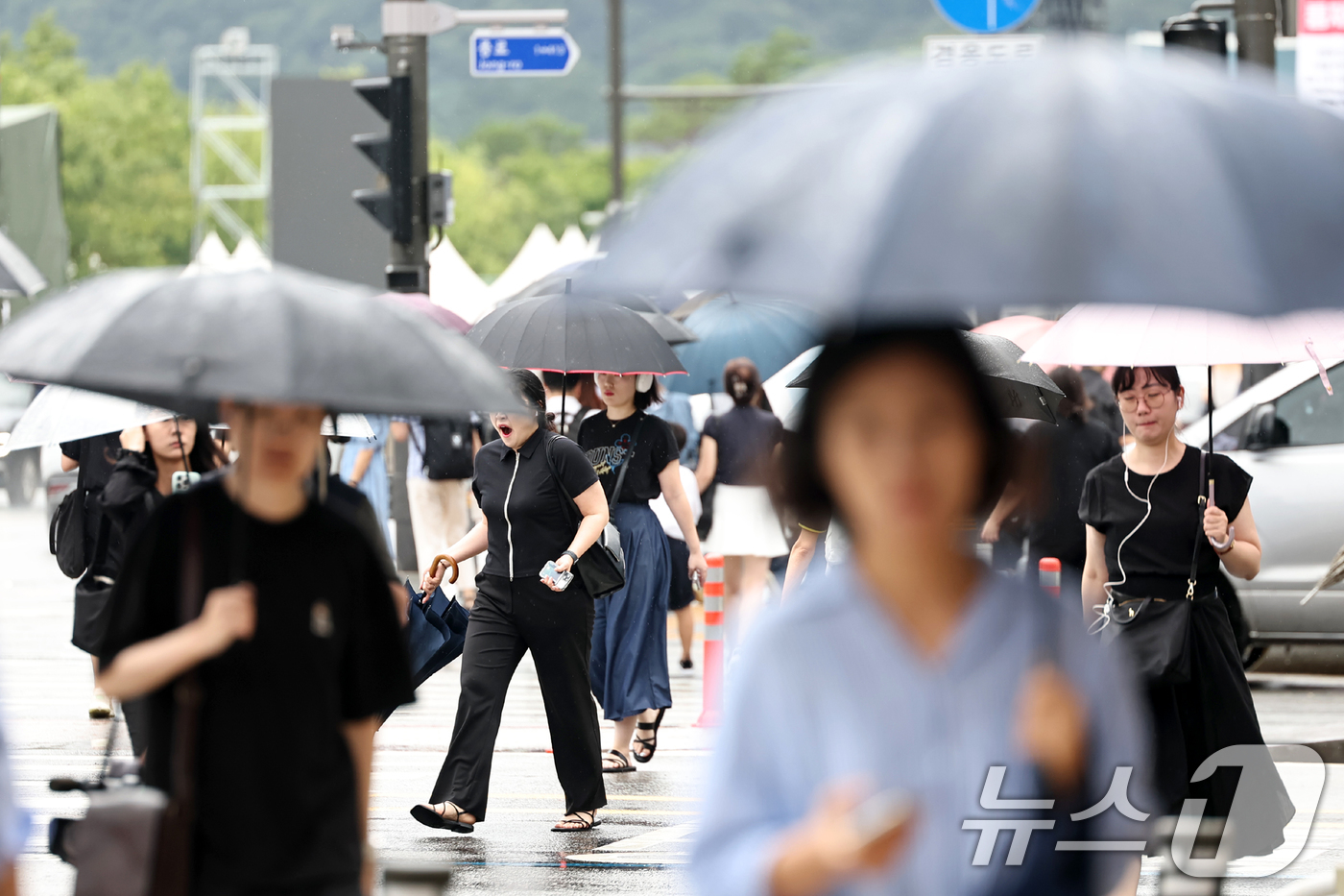 (서울=뉴스1) 민경석 기자 = 서울 지역에 비가 내린 14일 오전 서울 종로구 광화문네거리에서 우산을 쓴 시민들이 출근길 발걸음을 옮기고 있다. 2025.8.14/뉴스1