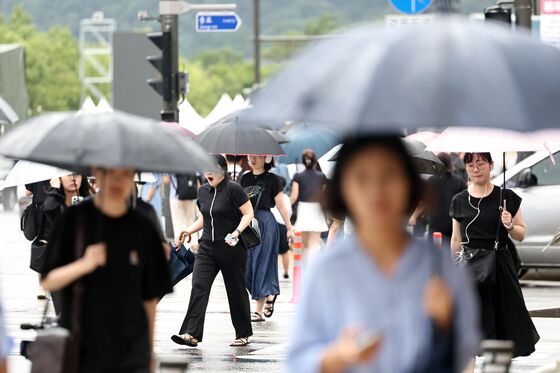 낮 최고 '34도' 무더위…수도권·강원에 최고 80㎜ 비(종합)