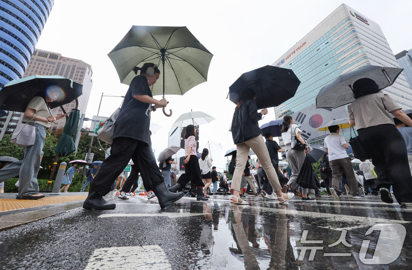 (서울=뉴스1) 민경석 기자 = 서울 지역에 비가 내린 14일 오전 서울 종로구 광화문네거리에서 우산을 쓴 시민들이 출근길 발걸음을 옮기고 있다. 2025.8.14/뉴스1