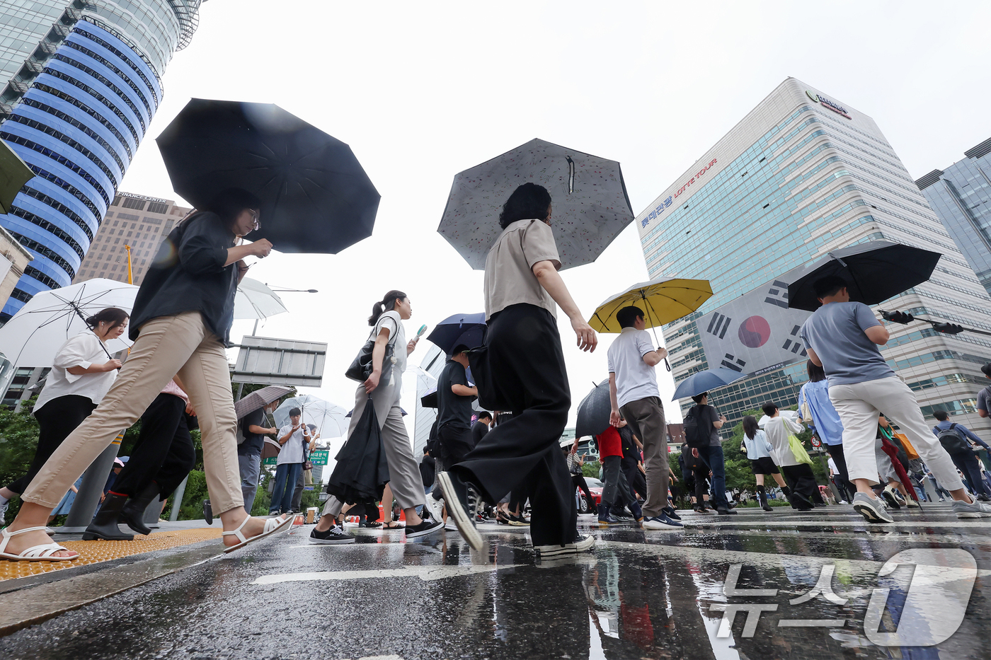 (서울=뉴스1) 민경석 기자 = 서울 지역에 비가 내린 14일 오전 서울 종로구 광화문네거리에서 우산을 쓴 시민들이 출근길 발걸음을 옮기고 있다. 2025.8.14/뉴스1