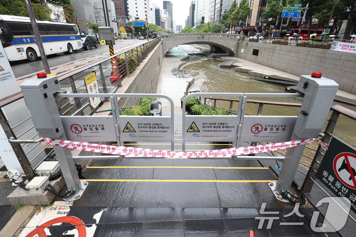 (서울=뉴스1) 민경석 기자 = 서울 지역에 비가 내린 14일 오전 서울 중구 청계천 출입이 이틀째 통제되고 있다. 2025.8.14/뉴스1