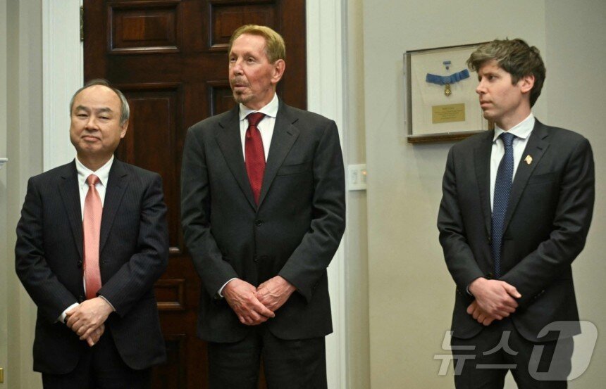 본문 이미지 - 손정의 소프트뱅크 회장과 래리 엘리슨 오라클 회장, 샘 올트먼 오픈AI CEO가 21일&#40;현지시간&#41; 워싱턴 백악관에서 열린 도널드 트럼프 미국 대통령의 기자회견을 지켜 보고 있다. 2025.01.22 ⓒ AFP=뉴스1 ⓒ News1 우동명 기자