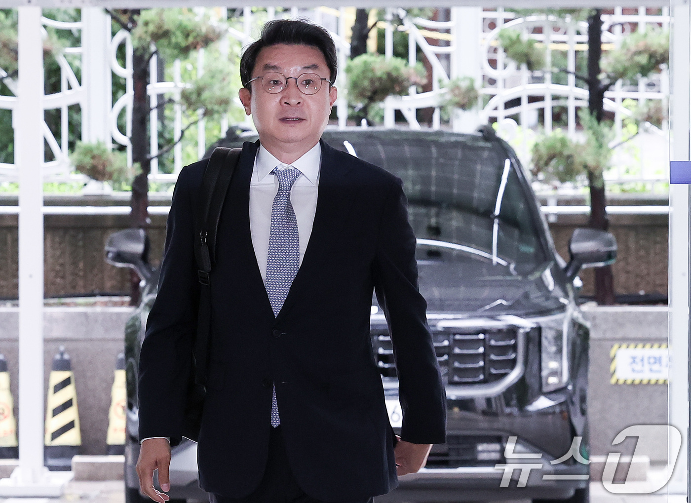 (서울=뉴스1) 김성진 기자 = 이억원 금융위원장 후보자가 14일 오전 서울 중구 예금보험공사에 마련된 인사청문회 사무실로 출근하고 있다. 2025.8.14/뉴스1
