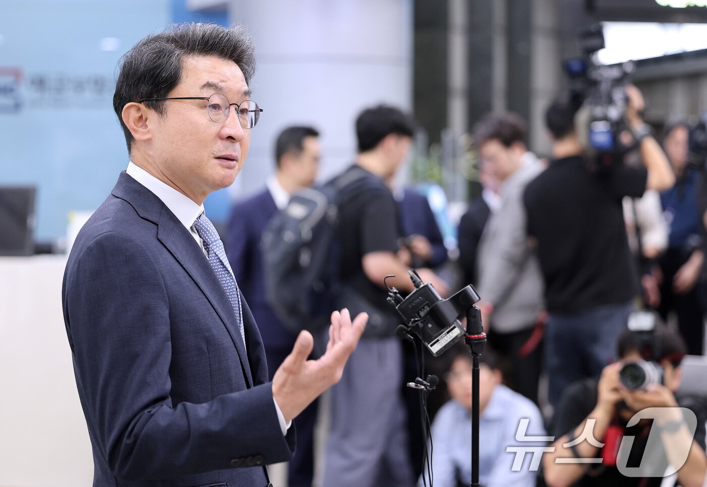 본문 이미지 - 이억원 금융위원장 후보자가 14일 오전 서울 중구 예금보험공사에 마련된 인사청문회 준비 사무실로 출근하며 지명 소회를 밝히고 있다. 2025.8.14/뉴스1 ⓒ News1 김성진 기자