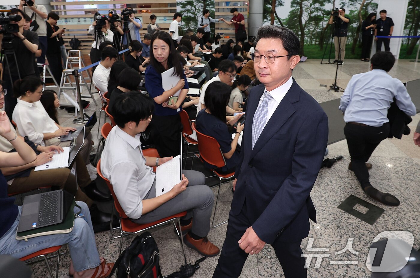 본문 이미지 - 이억원 금융위원장 후보자가 14일 오전 서울 중구 예금보험공사에 마련된 인사청문회 준비 사무실로 출근하고 있다. 2025.8.14/뉴스1 ⓒ News1 김성진 기자