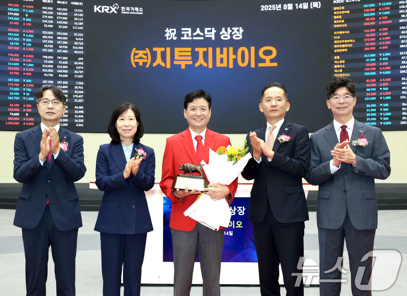 (서울=뉴스1) = 14일 서울 영등포구 한국거래소에서 열린 지투지바이오 코스닥시장 상장기념식에서 김대영 한국IR협의회 부회장(왼쪽부터), 이미현 한국거래소 코스닥시장본부장보, 이 …