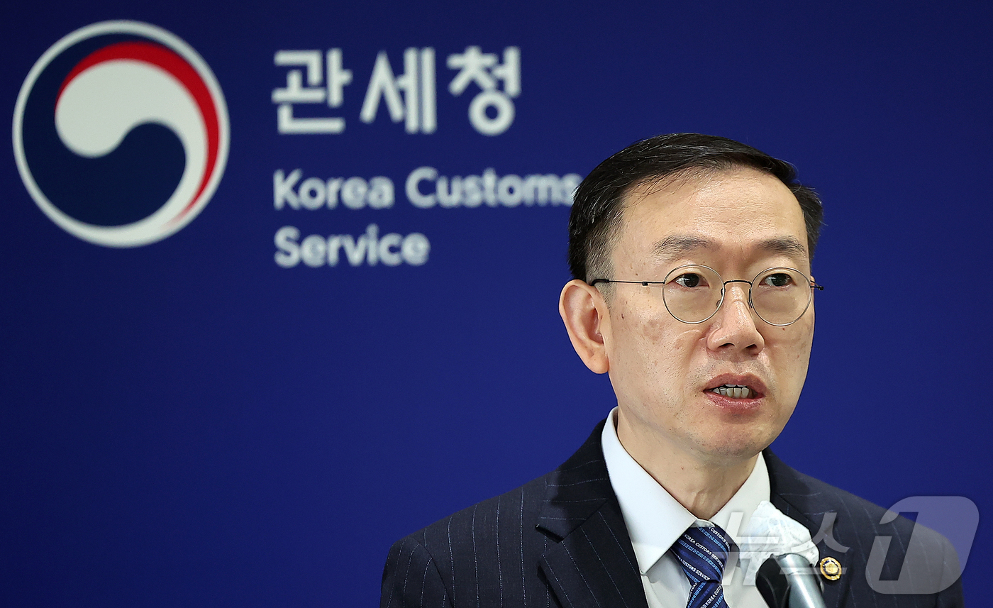 (인천=뉴스1) 김진환 기자 = 이명구 관세청장이 14일 오전 인천 연수구 인천세관 통합검사센터 압수창고에서 5대 민생범죄 단속 사례 및 집중 단속 방안 브리핑을 하고 있다. 20 …