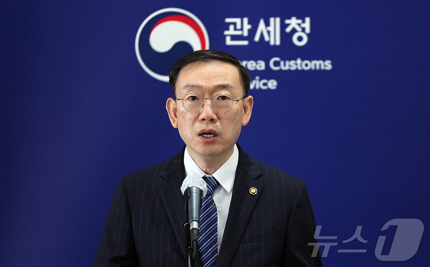 본문 이미지 - 이명구 관세청장이 14일 오전 인천 연수구 인천세관 통합검사센터 압수창고에서 5대 민생범죄 단속 사례 및 집중 단속 방안 브리핑을 하고 있다. 2025.8.14/뉴스1 ⓒ News1 김진환 기자