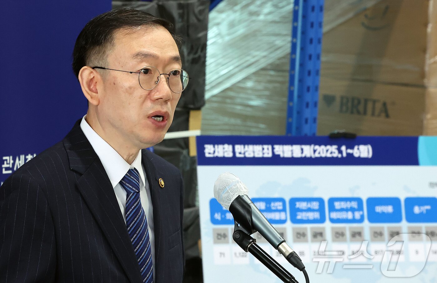 본문 이미지 - 이명구 관세청장이 14일 오전 인천 연수구 인천세관 통합검사센터 압수창고에서 5대 민생범죄 단속 사례 및 집중 단속 방안 브리핑을 하고 있다. 2025.8.14/뉴스1 ⓒ News1 김진환 기자