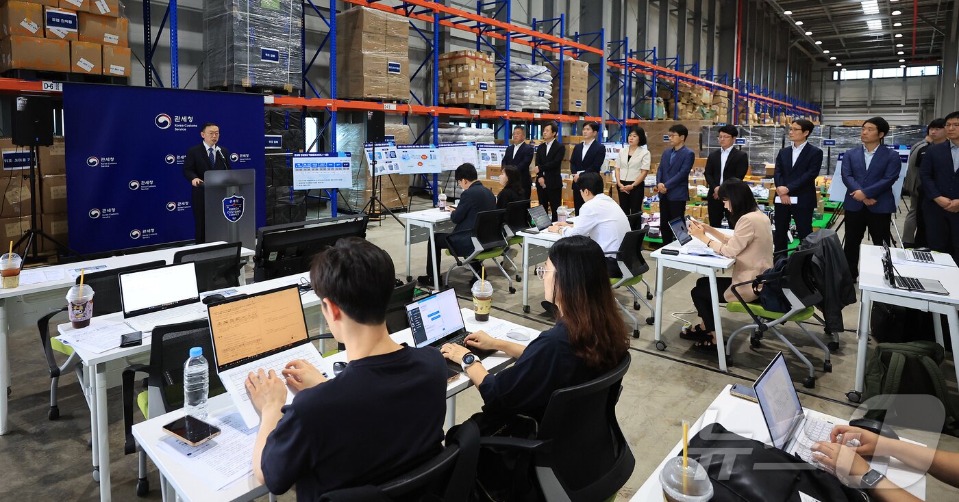 본문 이미지 - 이명구 관세청장이 14일 오전 인천 연수구 인천세관 통합검사센터 압수창고에서 5대 민생범죄 단속 사례 및 집중 단속 방안 브리핑을 하고 있다. 2025.8.14/뉴스1 ⓒ News1 김진환 기자