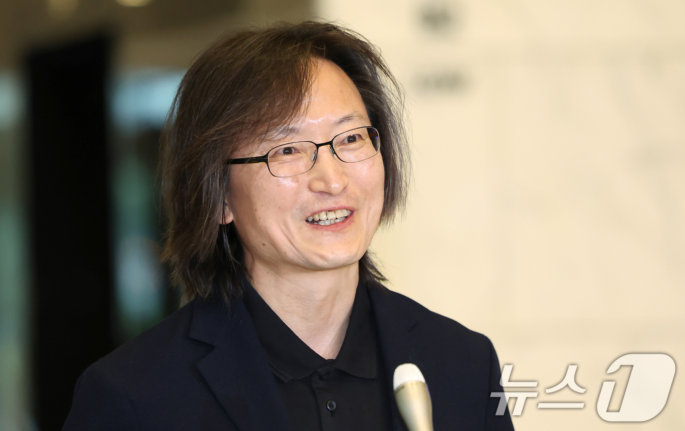 (서울=뉴스1) 장수영 기자 = 주병기 공정거래위원장 후보자가 14일 오전 서울 중구 대한상의에 마련된 인사청문회 준비 사무실에 출근하며 취재진과 질의응답을 하고 있다. 2025. …