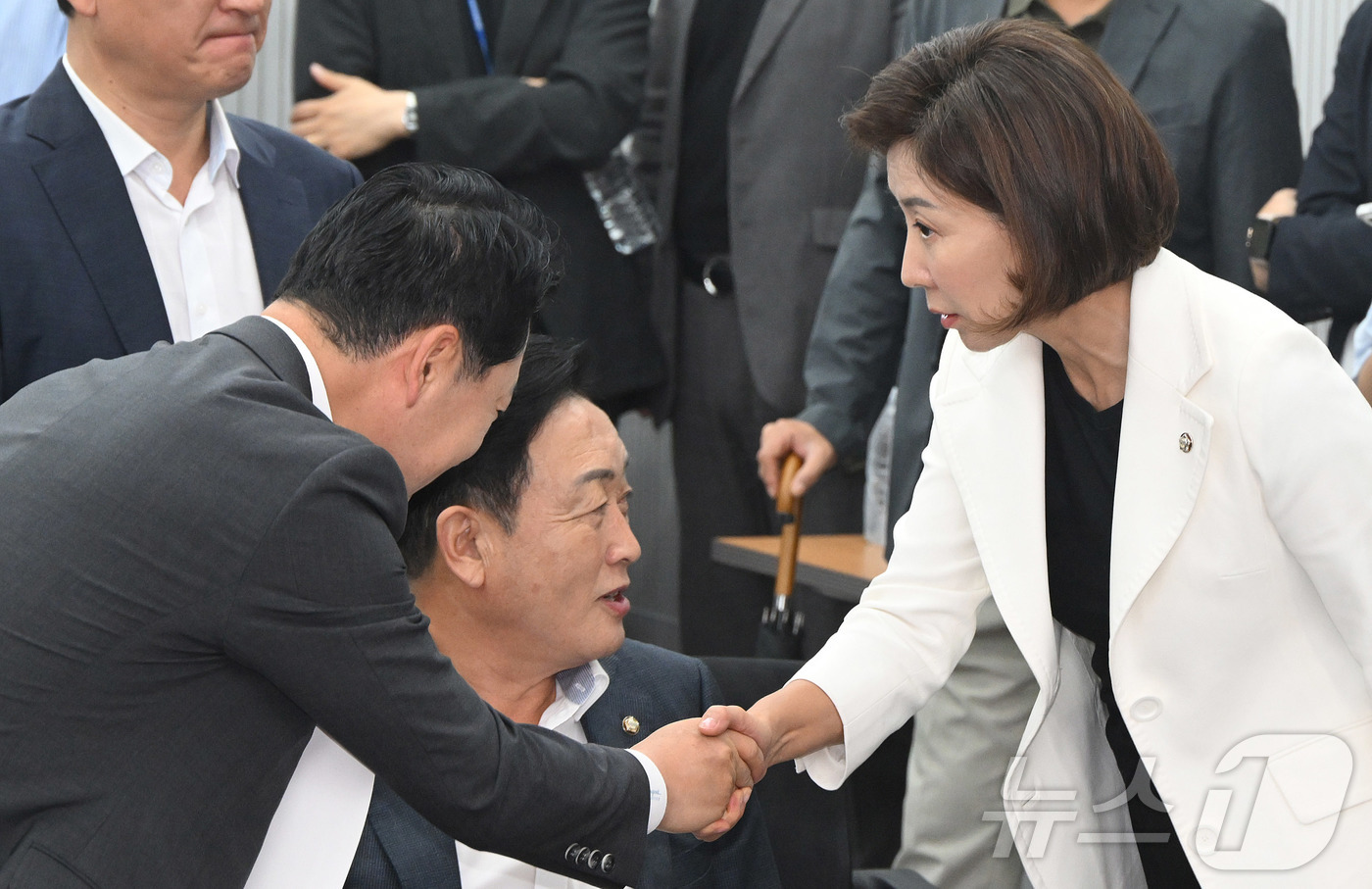 (서울=뉴스1) 안은나 기자 = 나경원(오른쪽) 국민의힘 의원과 장동혁 당 대표 후보가 14일 서울 여의도 중앙당사에서 열린 의원총회에 참석하며 인사하고 있다. (공동취재) 202 …