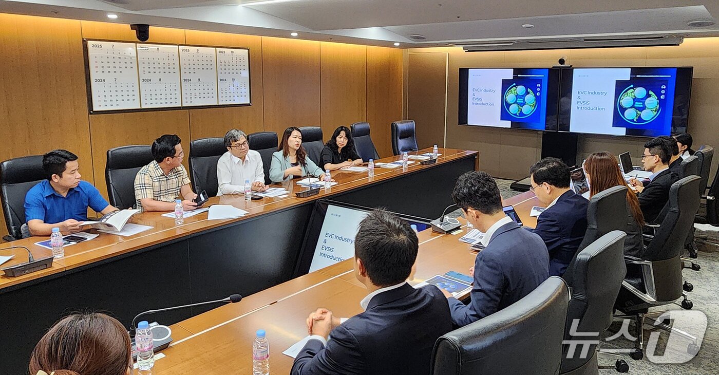 본문 이미지 - EVSIS 관계자와 베트남 사절단이 만나 논의하고 있다.&#40;롯데이노베이트 제공&#41;