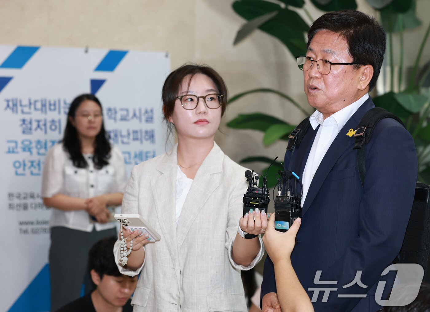 본문 이미지 - 최교진 교육부 장관 후보자가 14일 오전 서울 영등포구 여의도 한국교육시설안전원에 마련된 인사청문회 사무실로 출근하기 전 취재진 질문에 답하고 있다. 2025.8.14/뉴스1 ⓒ News1 권현진 기자