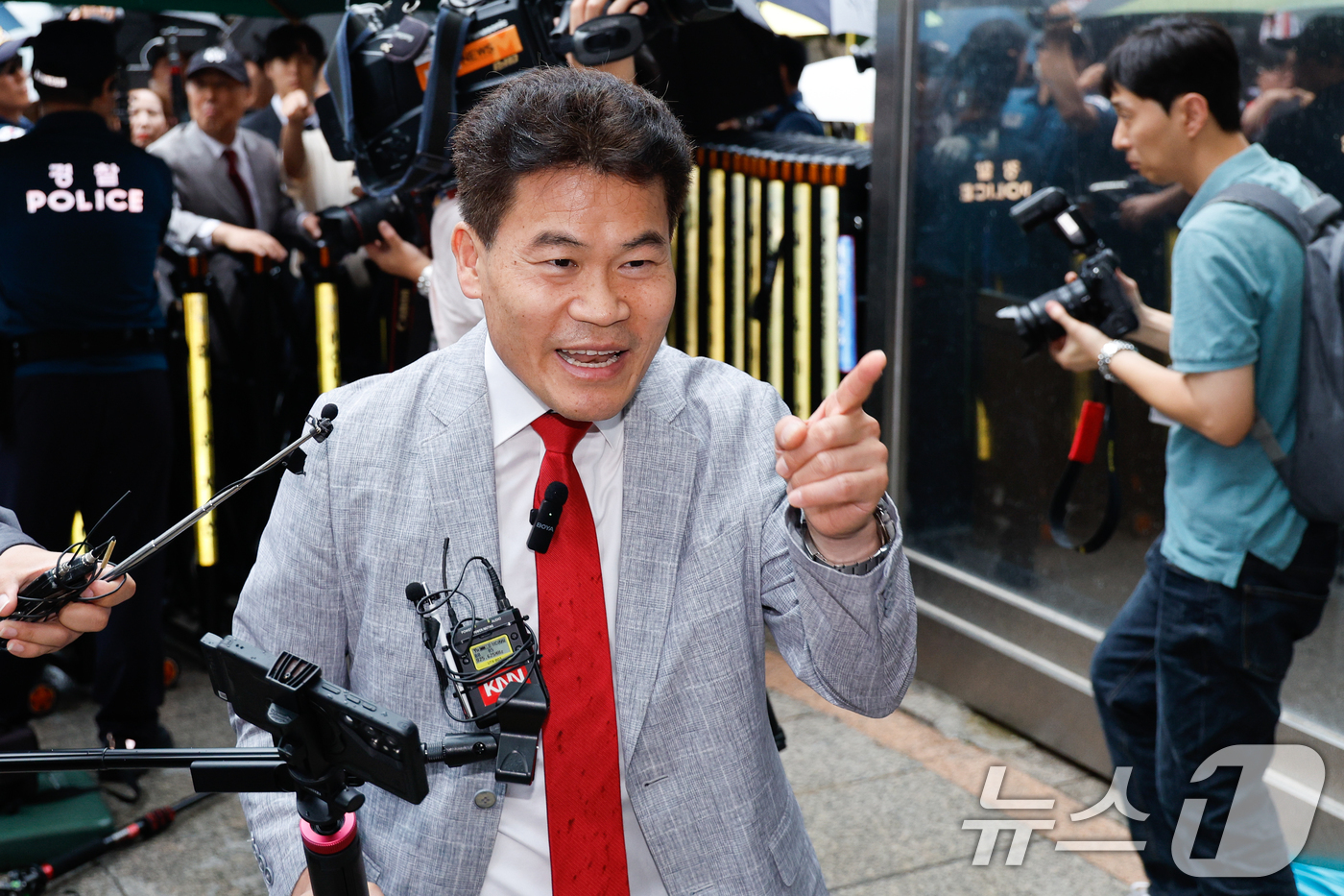 (서울=뉴스1) 안은나 기자 = 전한길 전 한국사 강사가 14일 오전 서울 여의도 국민의힘 중앙당사에서 열린 중앙윤리위원회 회의에 출석하고 있다. 윤리위는 이날 회의를 열고 지난 …