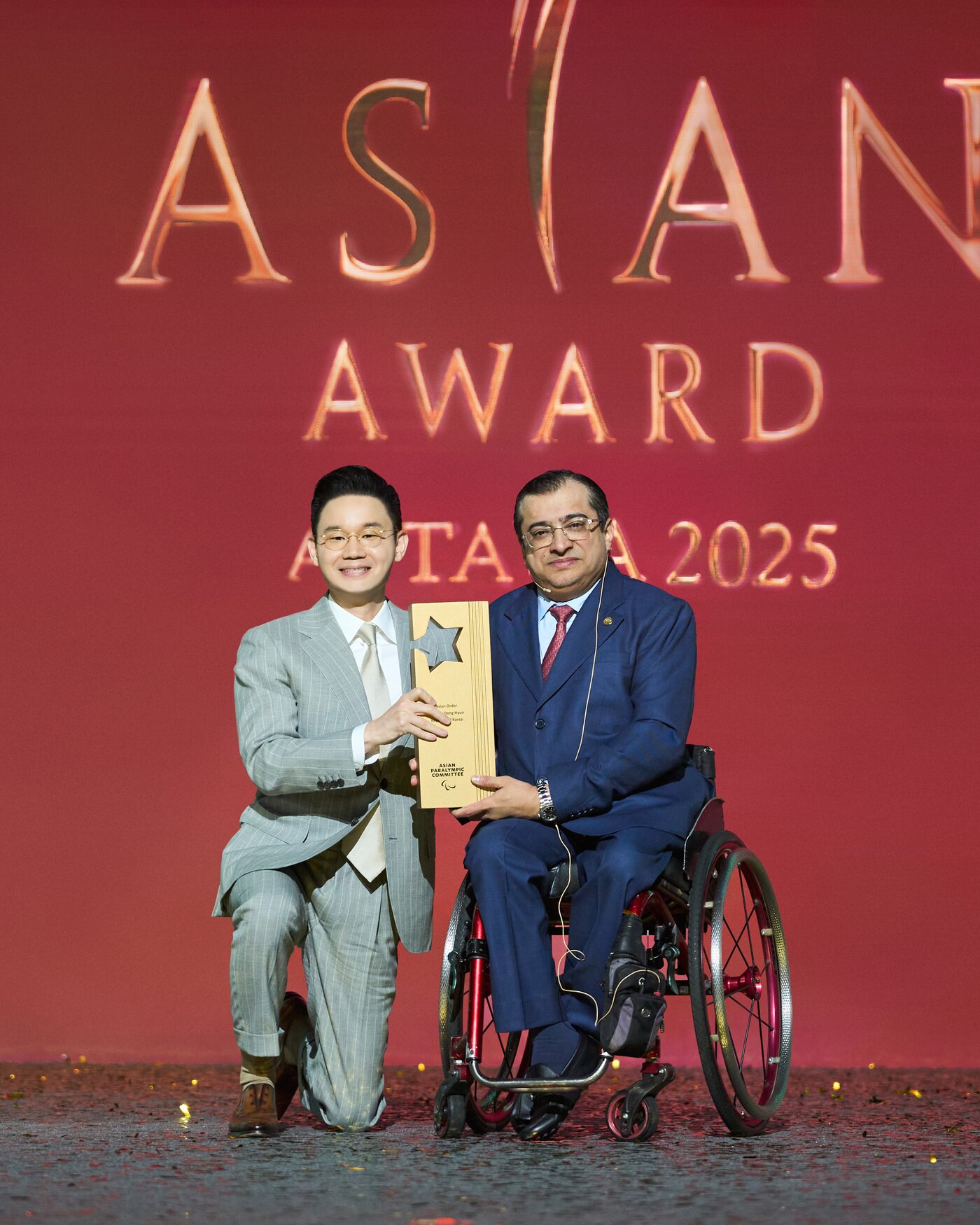 본문 이미지 - 13일 카자흐스탄 아스타나에서 열린 2025 아시아패럴림픽위원회 시상식에서 배동현 BDH 재단 이사장(좌측)이 아시아 훈장을 받고 있다.(대한장애인체육회 제공)