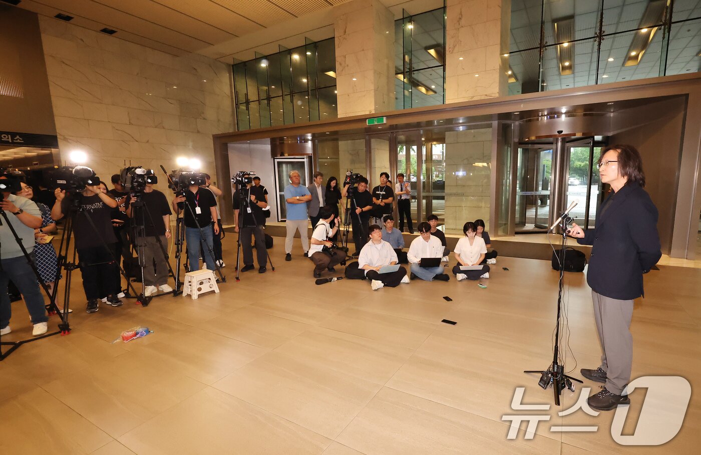 본문 이미지 - 주병기 공정거래위원장 후보자가 14일 오전 서울 중구 대한상의에 마련된 인사청문회 준비 사무실에 출근하며 취재진과 질의응답을 하고 있다. 2025.8.14/뉴스1 ⓒ News1 장수영 기자