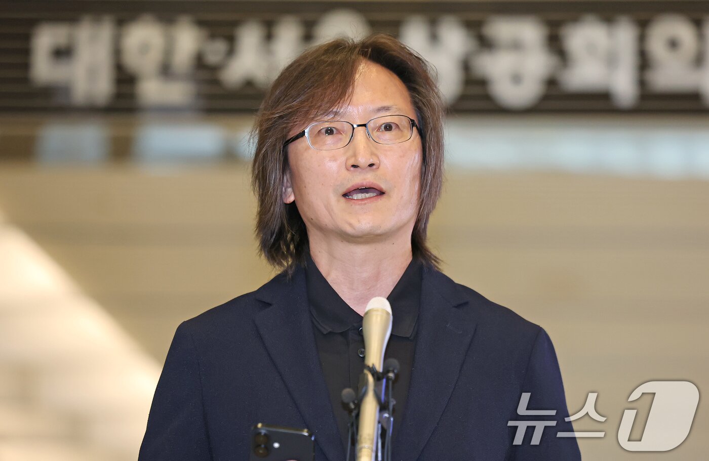 본문 이미지 - 주병기 공정거래위원장 후보자가 14일 오전 서울 중구 대한상의에 마련된 인사청문회 준비 사무실에 출근하며 취재진과 질의응답을 하고 있다. 2025.8.14/뉴스1 ⓒ News1 장수영 기자