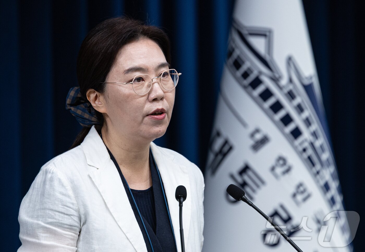 본문 이미지 - 강유정 대통령실 대변인이 14일 서울 용산 대통령실 청사에서 국민임명식 및 외빈 만찬 관련 브리핑을 하고 있다. 2025.8.14/뉴스1 ⓒ News1 이재명 기자