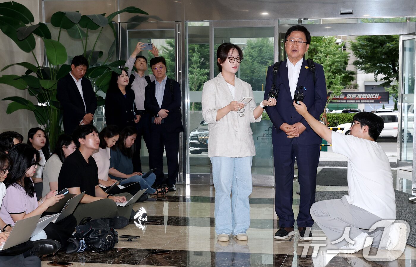 본문 이미지 - 최교진 교육부 장관 후보자가 14일 오전 서울 영등포구 여의도 한국교육시설안전원에 마련된 인사청문회 사무실로 출근하며 취재진 질문에 답하고 있다. 2025.8.14/뉴스1 ⓒ News1 권현진 기자