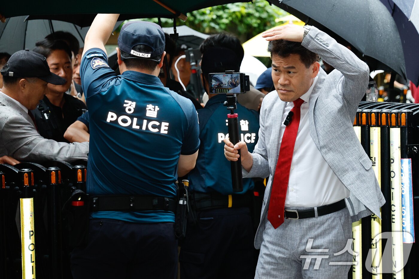 본문 이미지 - 전한길 전 한국사 강사가 14일 오전 서울 여의도 국민의힘 중앙당사에서 열린 중앙윤리위원회 회의에 출석하고 있다. 윤리위는 이날 회의를 열고 지난 대구·경북 합동 연설회에서 일부 후보를 향해 &#39;배신자&#39;라고 연호하며 소란을 일으킨 전 씨에 대한 징계 수위를 확정할 예정이다. 2025.8.14/뉴스1 ⓒ News1 안은나 기자