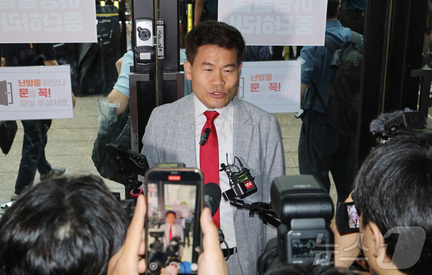 본문 이미지 - 전한길 전 한국사 강사가 14일 오전 서울 여의도 국민의힘 중앙당사에서 열린 중앙윤리위원회 회의에 출석하기 전 입장을 밝히고 있다. 2025.8.14/뉴스1 ⓒ News1 안은나 기자