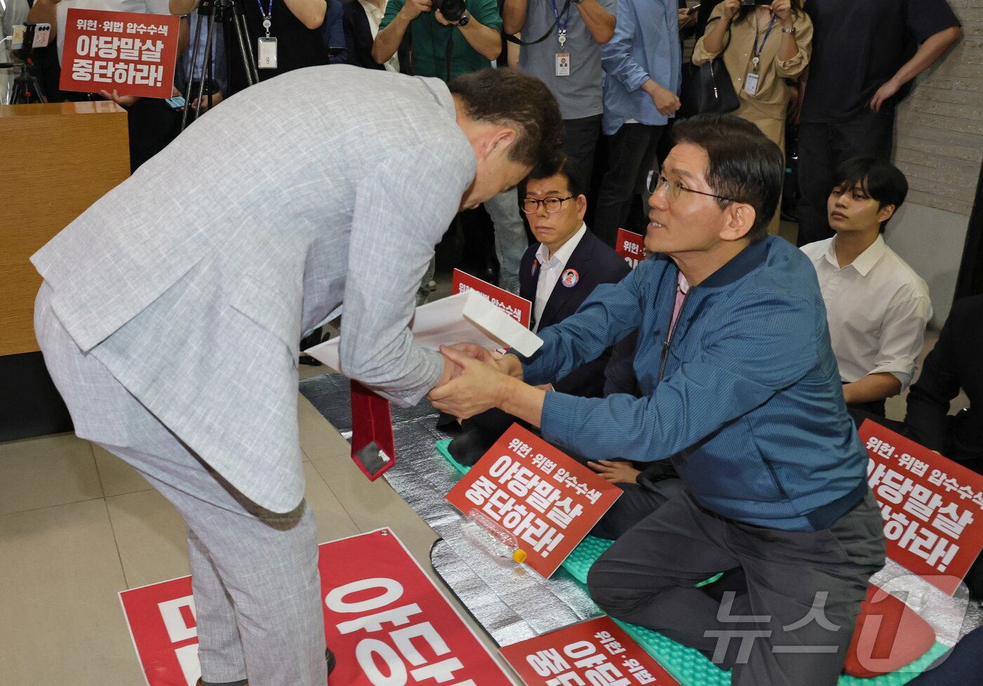 본문 이미지 - 국민의힘 전당대회 합동연설회를 방해해 당 윤리위원회에 회부된 한국사 강사 전한길 씨가 14일 서울 여의도 중앙당사에서 열린 윤리위원회에 참석하기 전 농성중인 김문수 당대표 후보와 인사하고 있다. &#40;공동취재&#41; 2025.8.14/뉴스1 ⓒ News1 안은나 기자