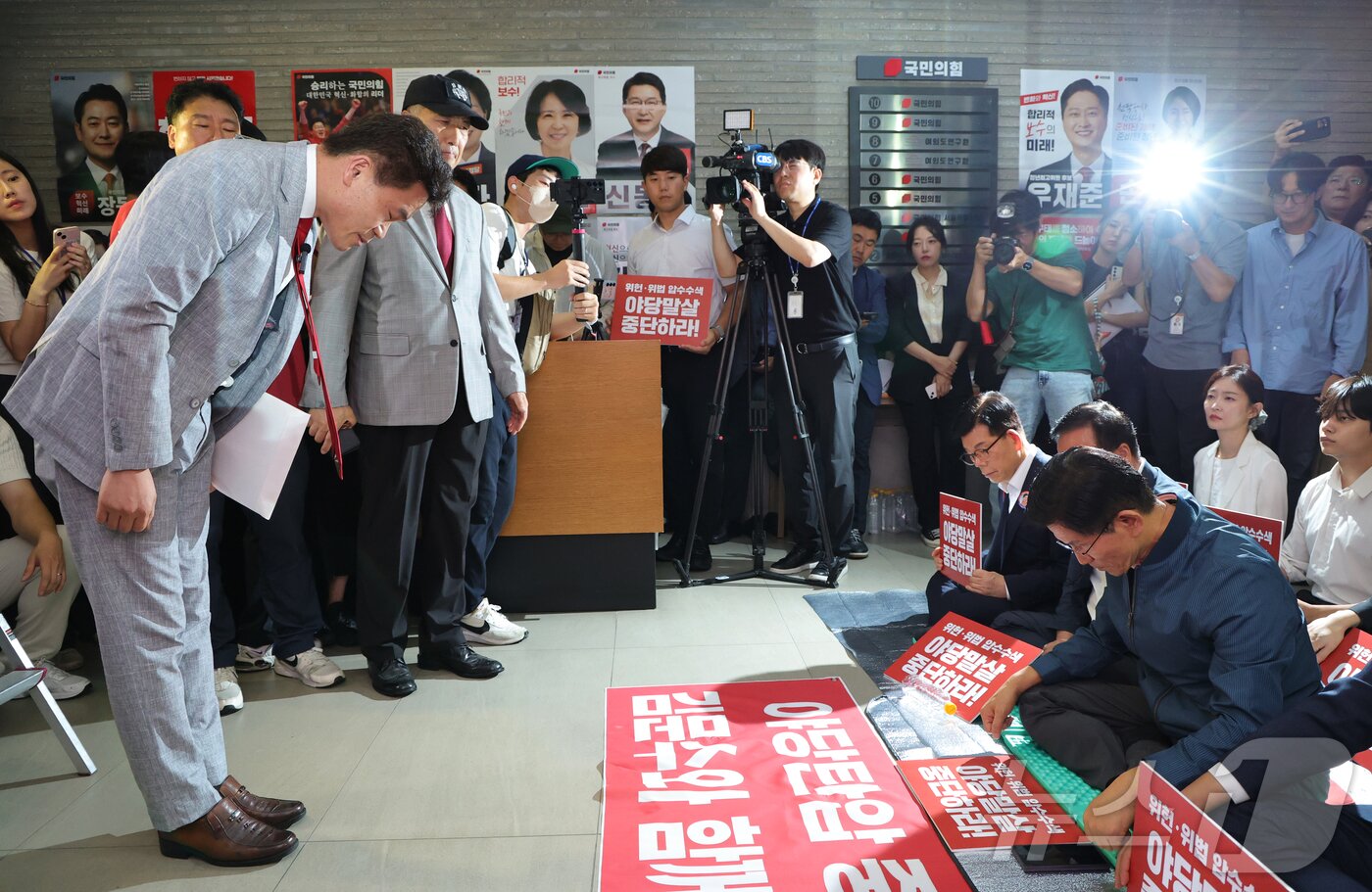 본문 이미지 - 국민의힘 전당대회 합동연설회를 방해해 당 윤리위원회에 회부된 한국사 강사 전한길 씨가 14일 서울 여의도 중앙당사에서 열린 윤리위원회에 참석하기 전 농성중인 김문수 당대표 후보와 인사하고 있다. &#40;공동취재&#41; 2025.8.14/뉴스1 ⓒ News1 안은나 기자