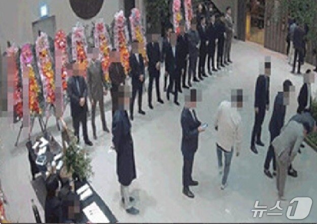 본문 이미지 - 결혼식에서 신남부동파 조직원들이 이른바 '병풍 도열'한 모습. 2025.08.14/뉴스1(서울청 형사기동대 제공)