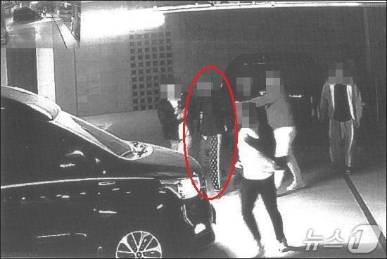 본문 이미지 - '신남부동파' 조직원들이 탈퇴한 조직원을 감금·폭행하는 장면. 2025.08.14/뉴스1