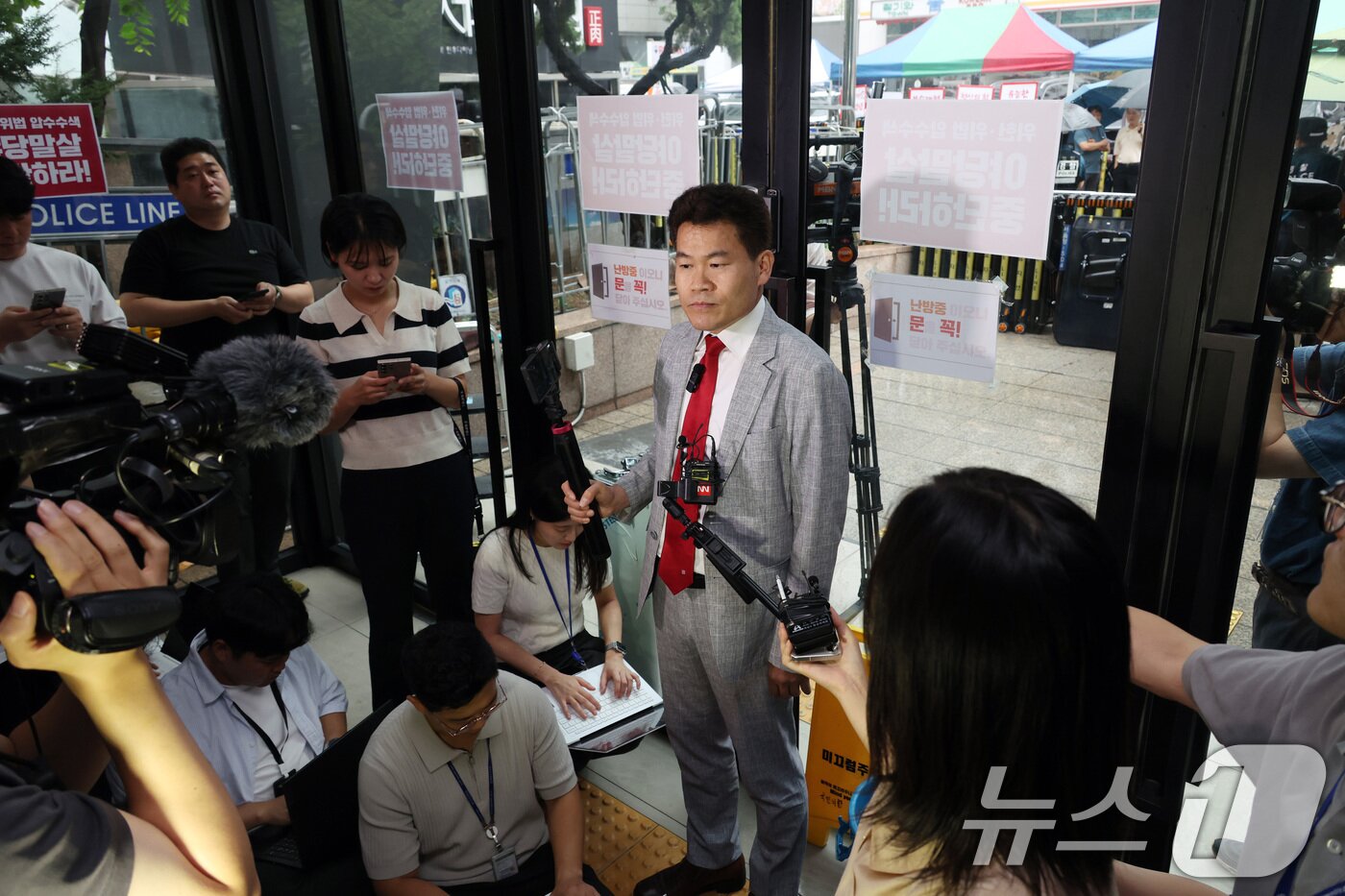 본문 이미지 - 전한길 전 한국사 강사가 14일 오전 서울 여의도 국민의힘 중앙당사에서 열린 중앙윤리위원회 회의에 출석하며 입장을 밝히고 있다. &#40;공동취재&#41;2025.8.14/뉴스1 ⓒ News1 안은나 기자