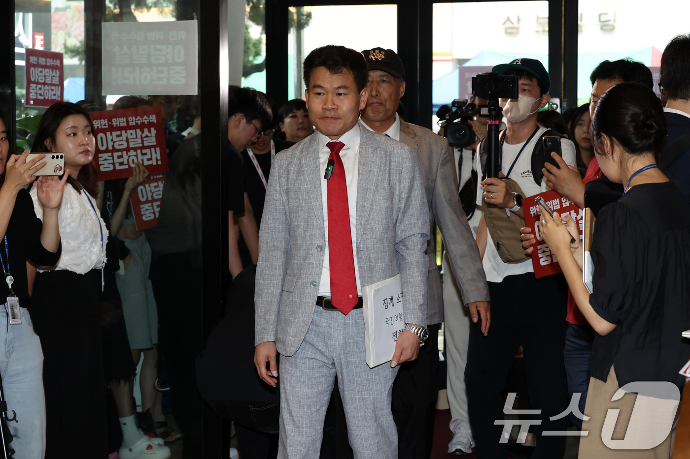 (서울=뉴스1) 안은나 기자 = 전한길 전 한국사 강사가 14일 오전 서울 여의도 국민의힘 중앙당사에서 열린 중앙윤리위원회 회의에 출석하고 있다.윤리위는 이날 회의를 열고 지난 대 …