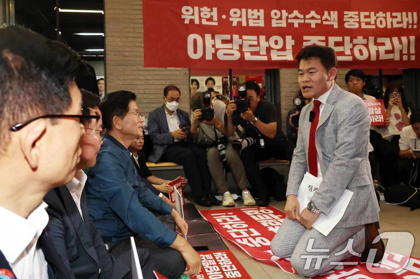 본문 이미지 - 전한길 전 한국사 강사가 14일 오전 서울 여의도 국민의힘 중앙당사에서 중앙윤리위원회 회의에 출석하기 앞서 무기한 농성 중인 김문수 당대표 후보와 대화하고 있다. &#40;공동취재&#41; 2025.8.14/뉴스1 ⓒ News1 안은나 기자